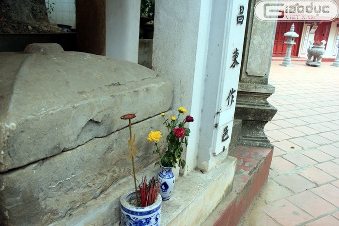 Với cái tên được khắc “Đông Tác phường Trung Tự thôn địa giới kiệt”, “cuốn sổ đỏ” bằng đá tại ngôi đình Đông Tác là một trong những báu vật có một không hai của cả nước.
